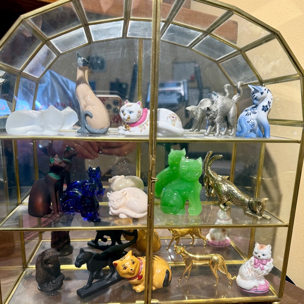 Franklin Mint Curio cats collection and display